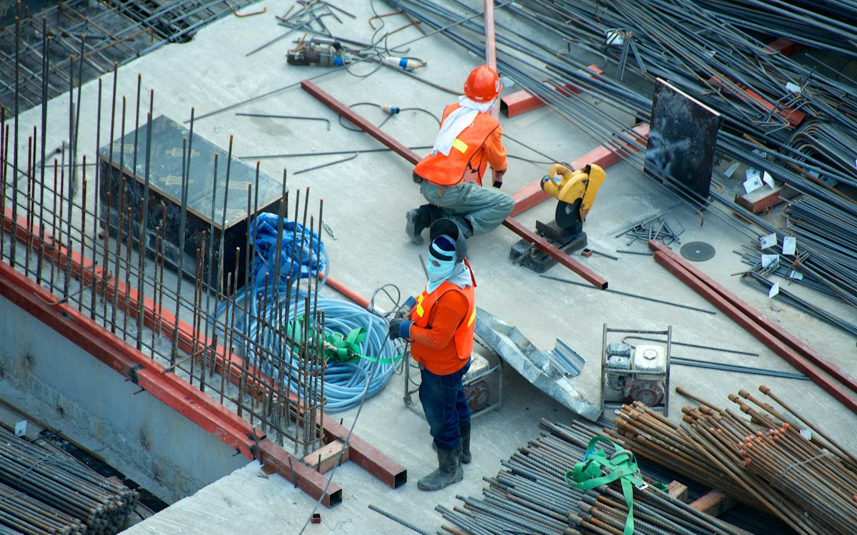 Trabajadores en obra supervisando el armado de acero